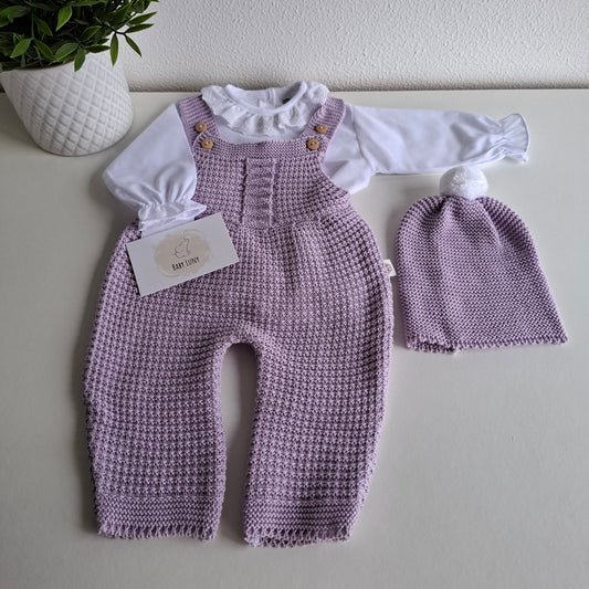 Jardineira com Blusa e Gorro Lavanda