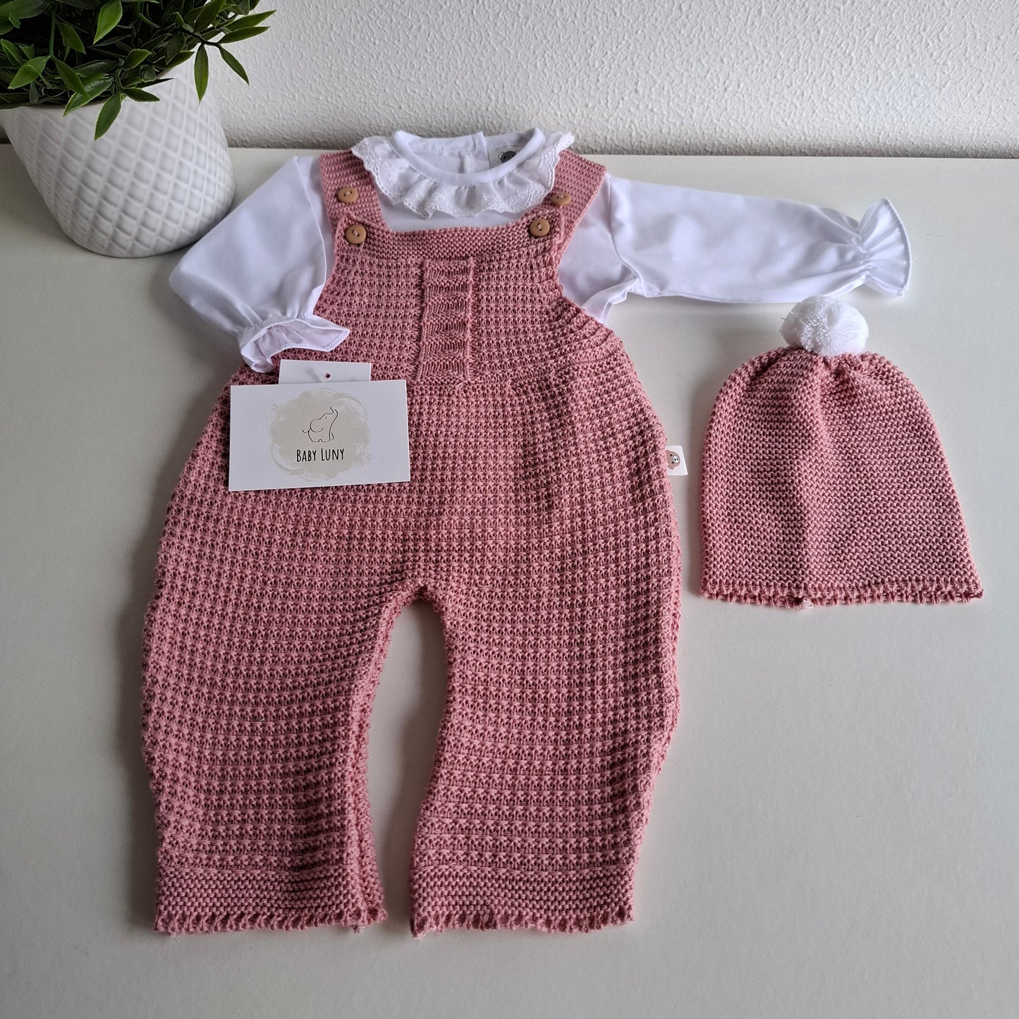 Jardineira com Blusa e Gorro Rosa Velho