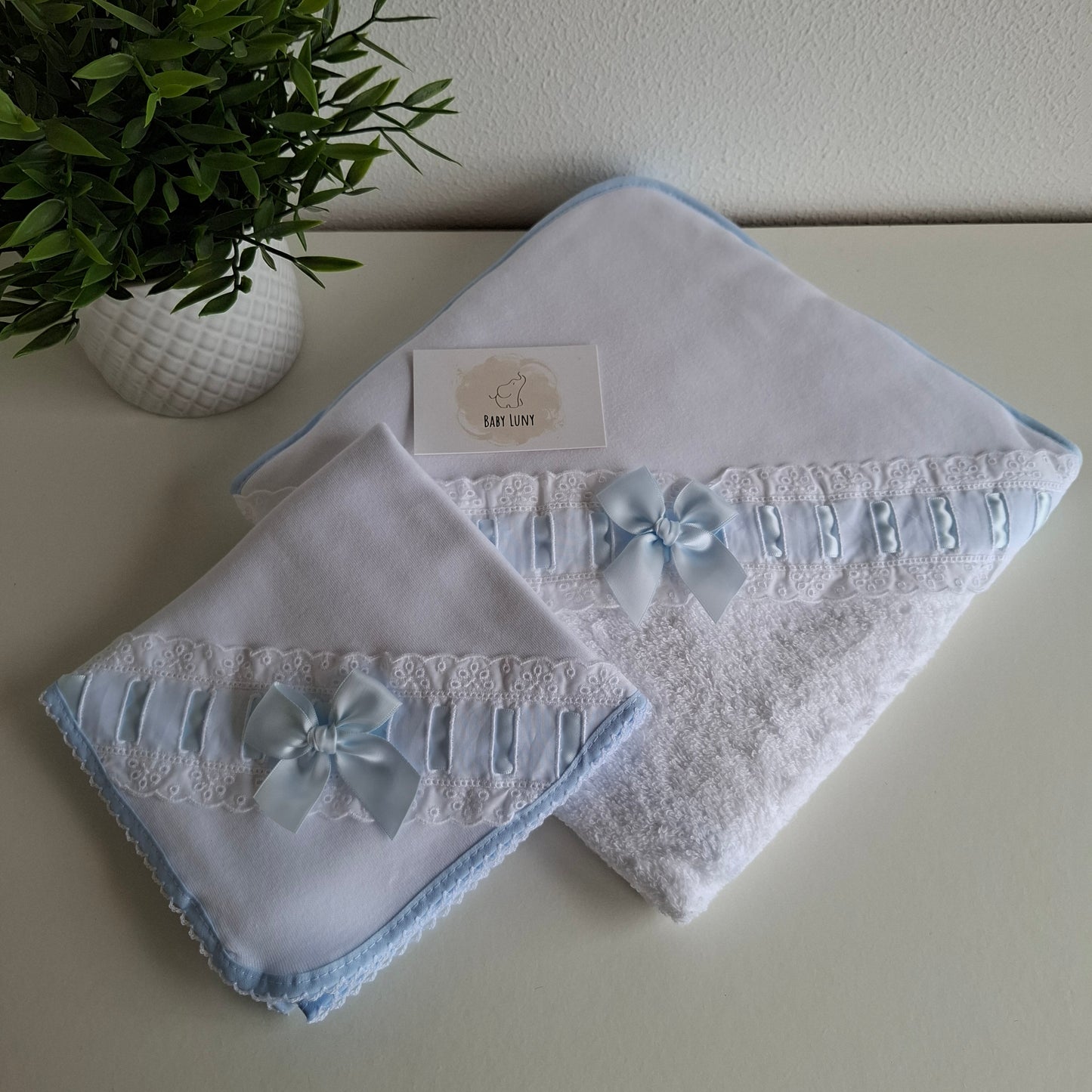 Conjunto Toalha e Fralda Bordado Inglês