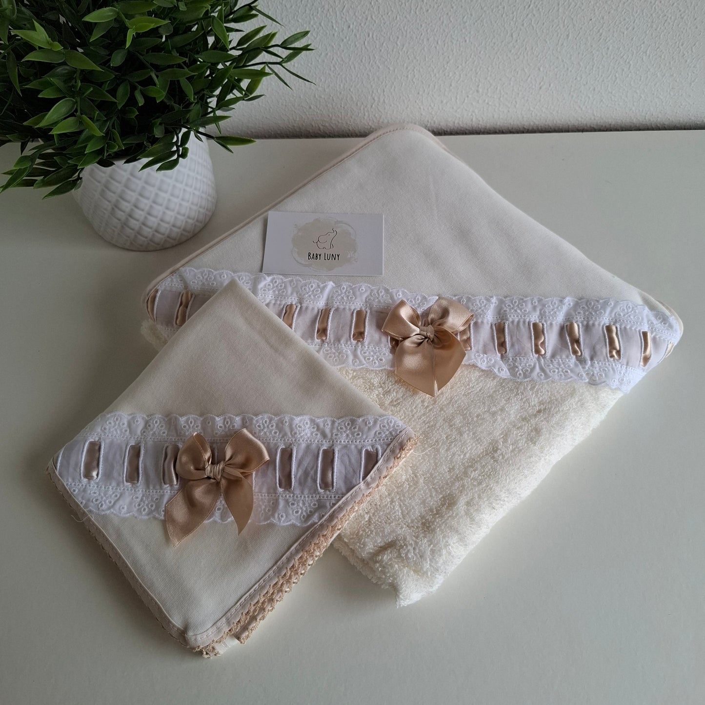 Conjunto Toalha e Fralda Bordado Inglês