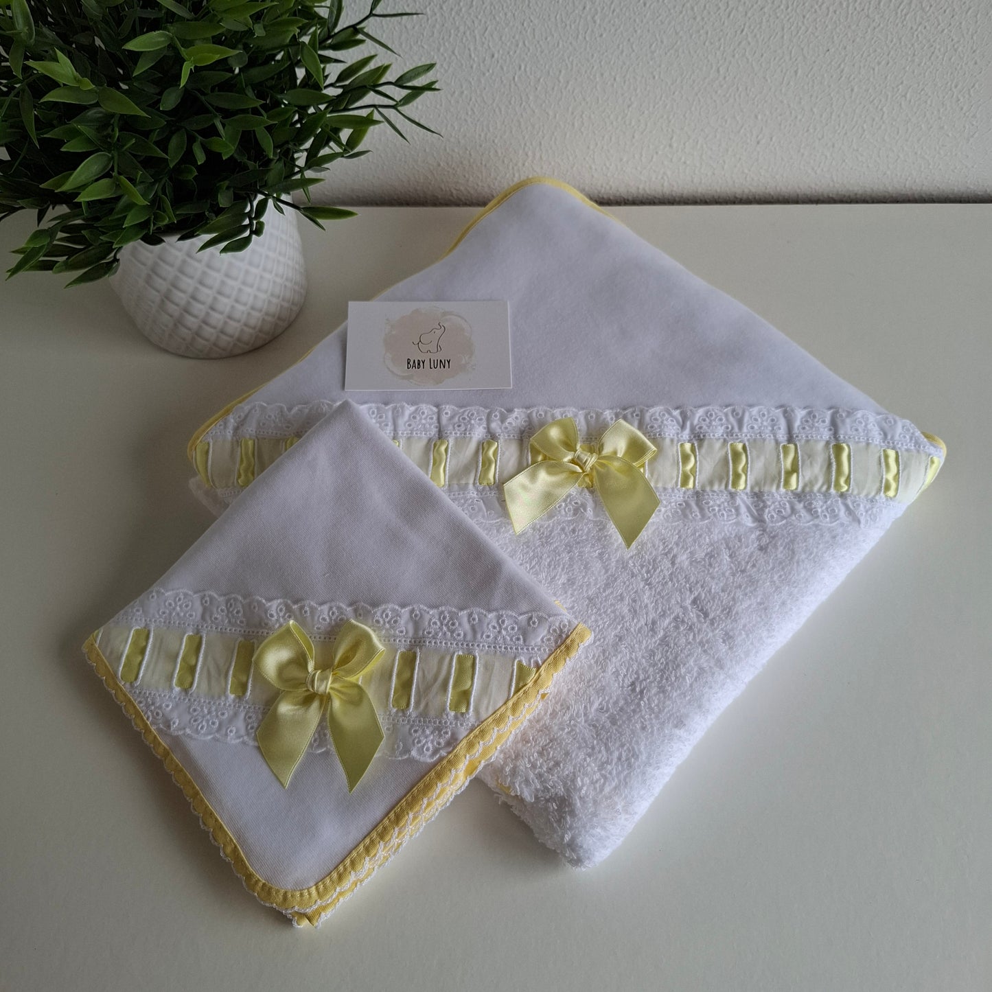 Conjunto Toalha e Fralda Bordado Inglês