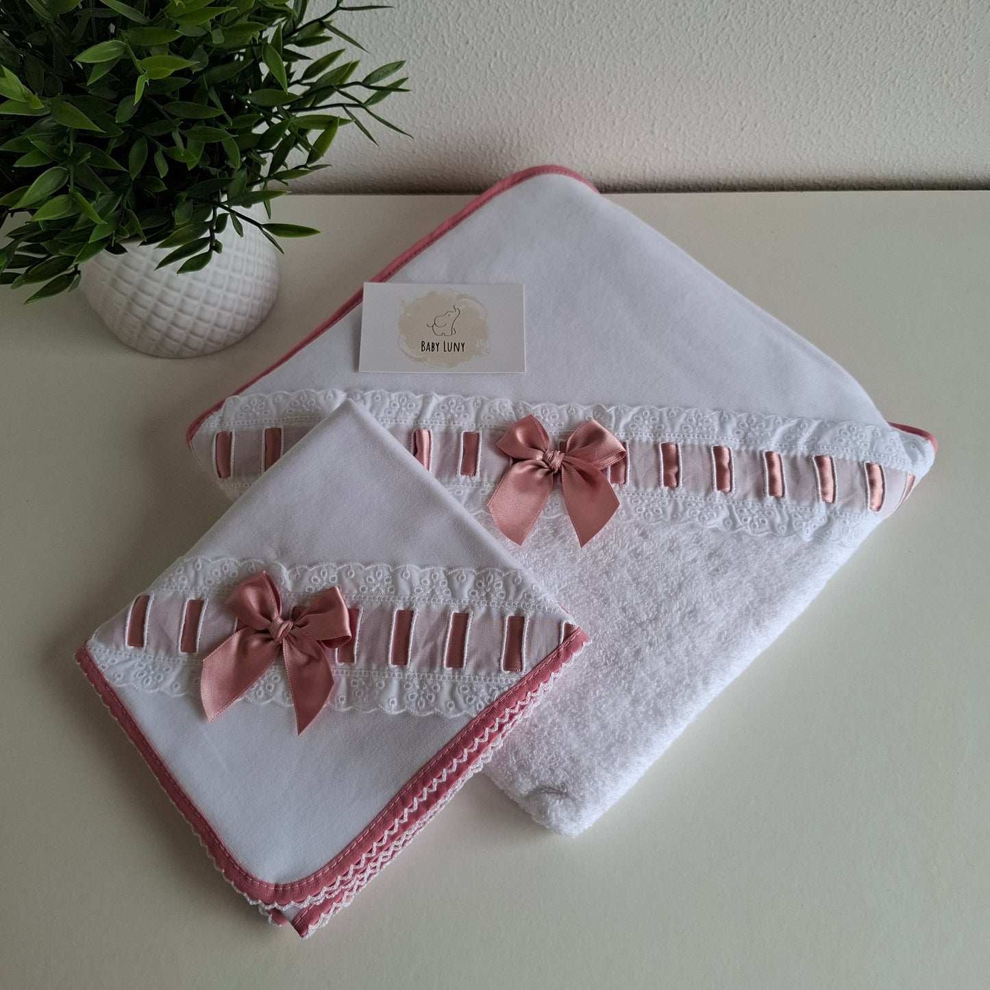 Conjunto Toalha e Fralda Bordado Inglês
