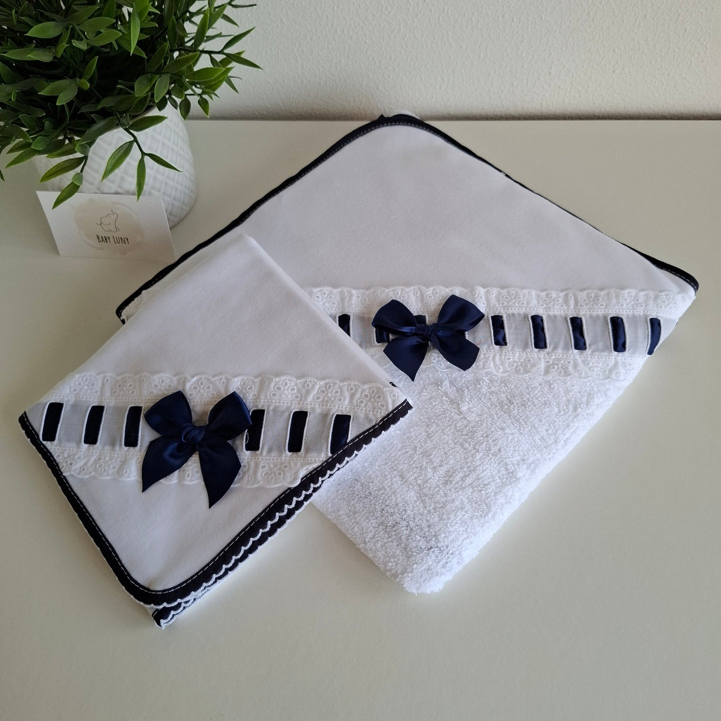 Conjunto Toalha e Fralda Bordado Inglês
