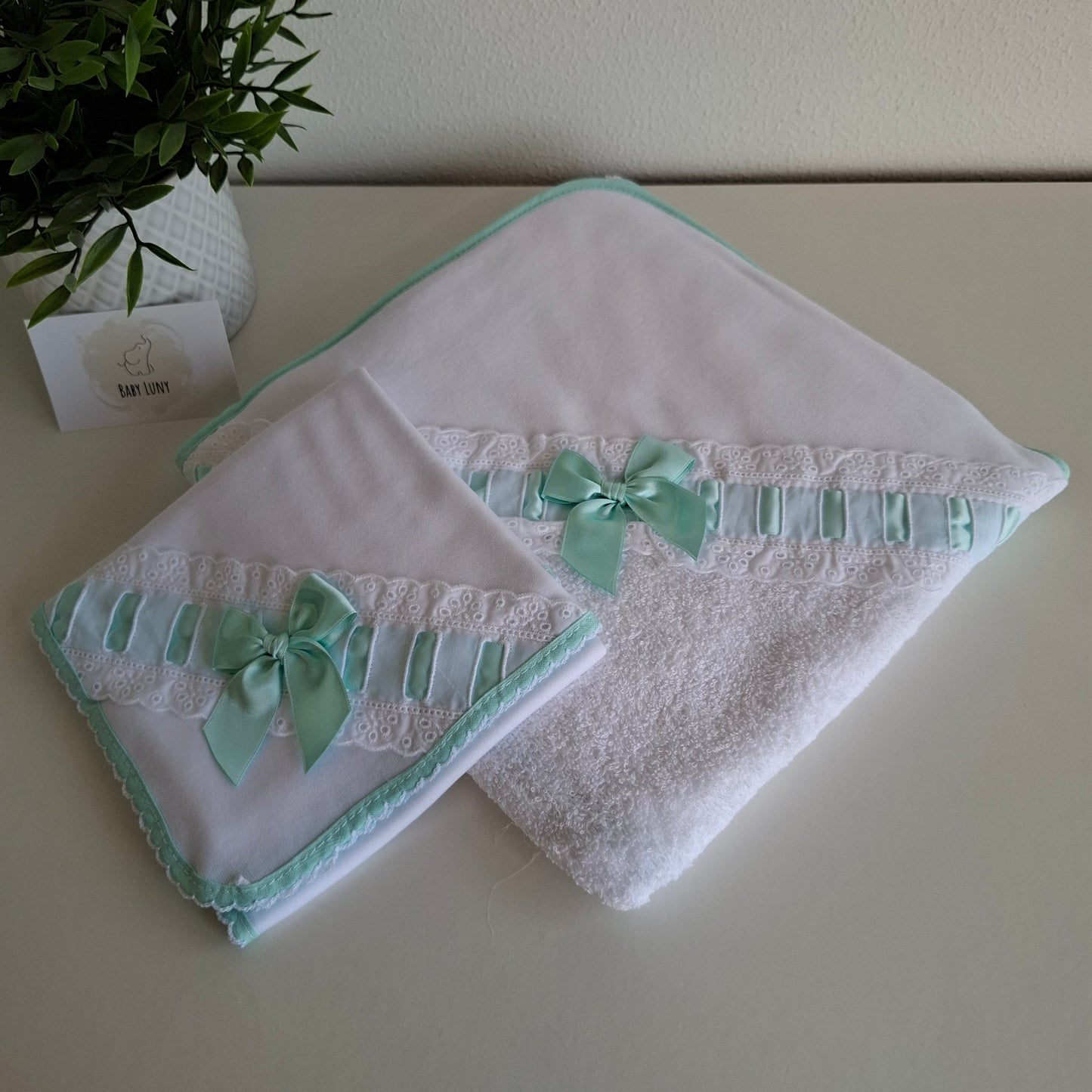 Conjunto Toalha e Fralda Bordado Inglês