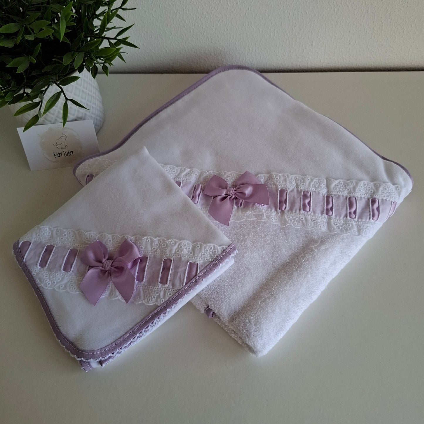 Conjunto Toalha e Fralda Bordado Inglês