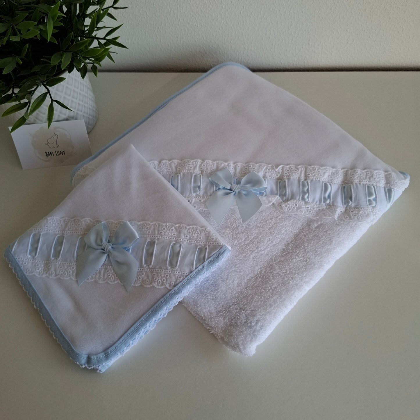 Conjunto Toalha e Fralda Bordado Inglês